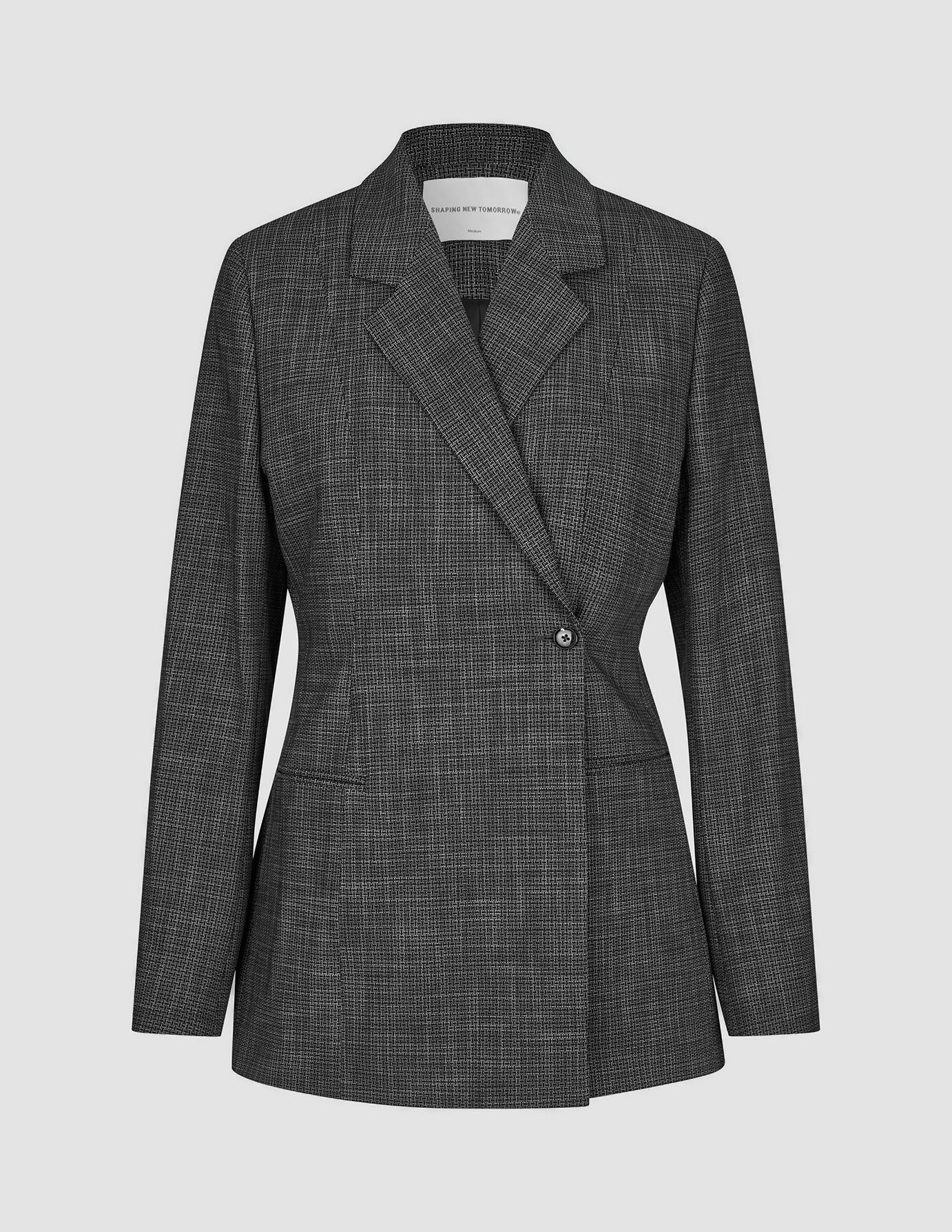 Nara-blazer for kvinner, figursydd, svart rutemønster: en figursydd blazer med svart-hvitt rutemønster og én knapp.